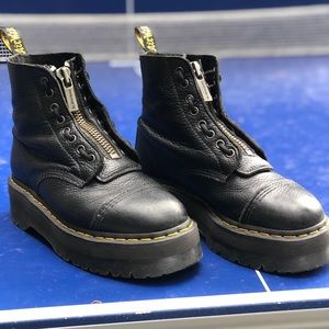 DR MARTENS PLATFORM ZIP TONGUE BOOT